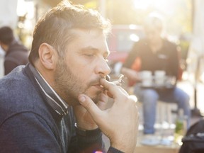 Un petit ami stoner démotivé laisse son partenaire fatigué du même vieux même vieux.