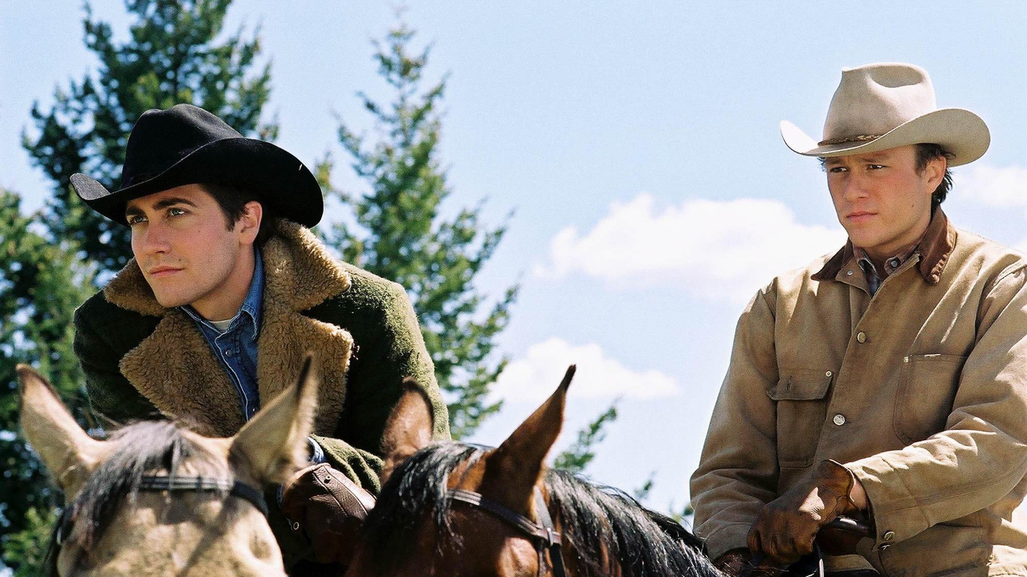 Jake Gyllenhaal et Heath Ledger montent à cheval à Brokeback Mountain