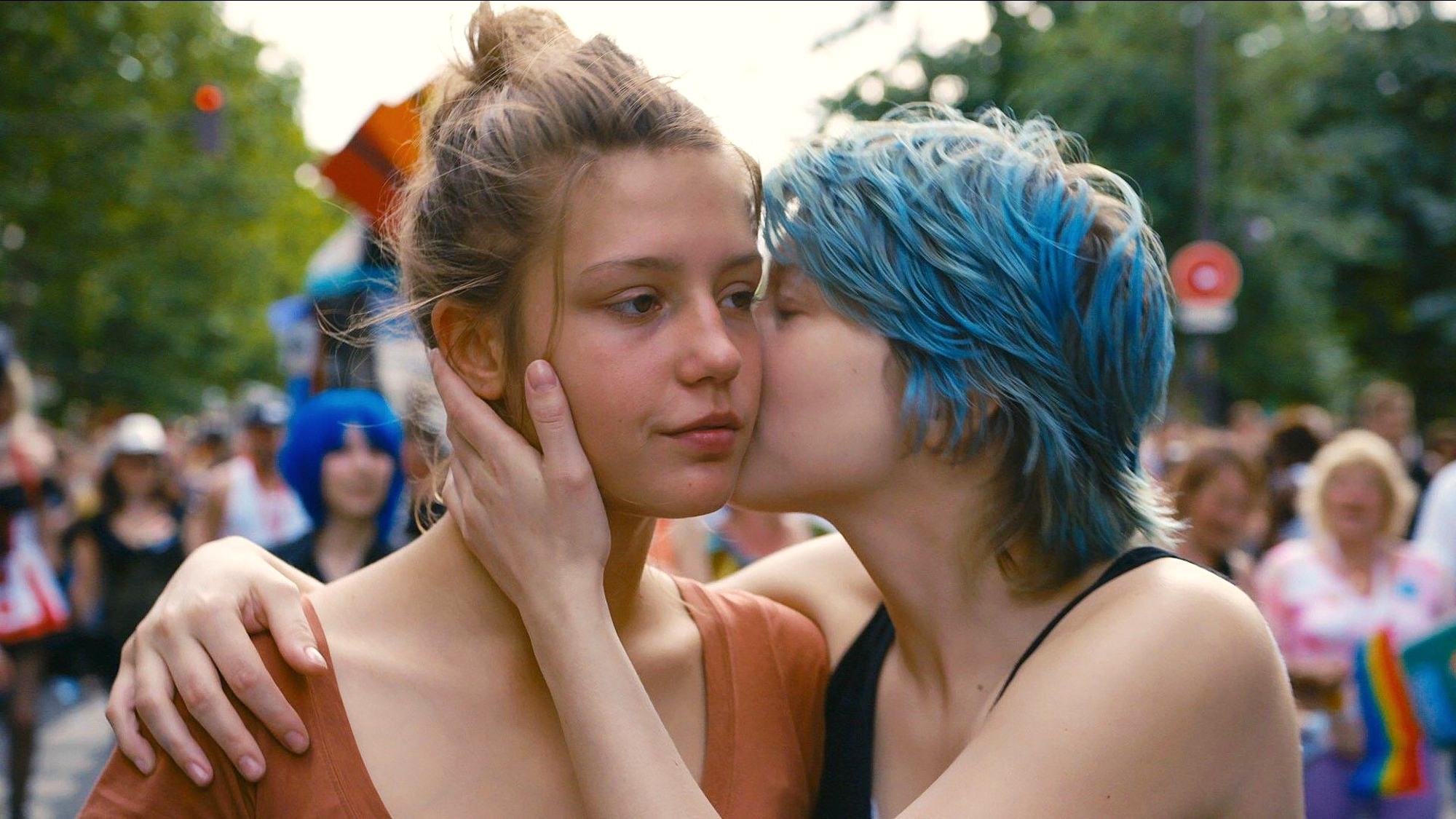 Adèle Exarchopoulos dans le rôle d'Adèle se fait embrasser sur la joue par Léa Seydoux dans le rôle d'Emma dans Le bleu est la couleur la plus chaude