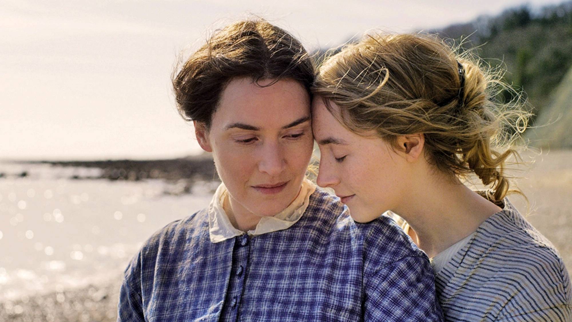 Kate Winslet et Saoirse Ronan dans Ammonite