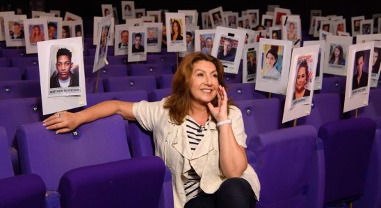 Jane McDonald, animatrice des British Soap Awards, pose de manière ludique pendant la pause de répétition