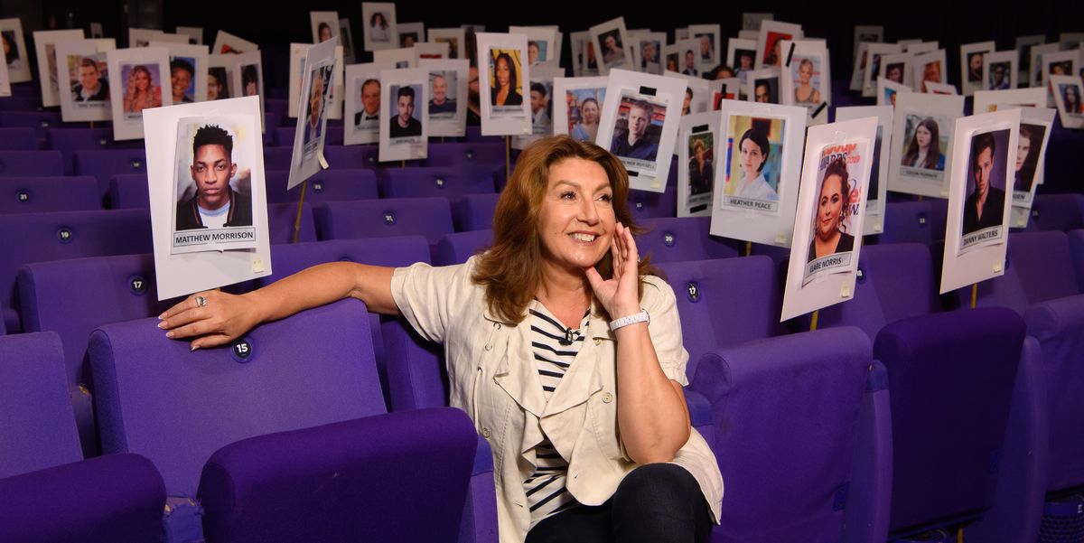 Jane McDonald, animatrice des British Soap Awards, pose de manière ludique pendant la pause de répétition
