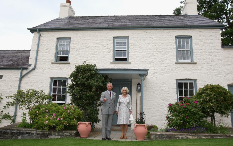 Le roi Charles et la reine Camilla, alors prince de Galles et duchesse de Cornouailles, à l'extérieur de Llwynywermod en 2009 - Getty/Chris Jackson Collection