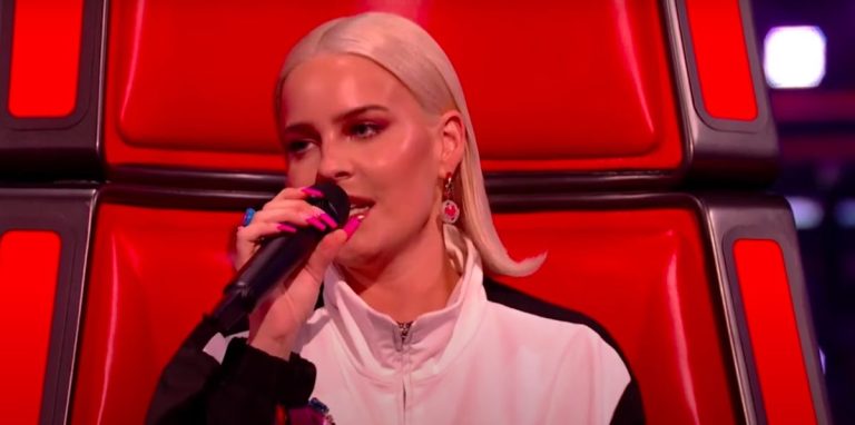 La star de The Voice, Anne-Marie, dévoile la transformation capillaire du "côté obscur"
