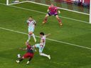 L'attaquant du Toronto FC Federico Bernardeschi (10) tire sur le gardien des Chicago Fire Chris Brady (34) alors que Kendall Burks (27) et Rafael Czichos (5) défendent lors de la première mi-temps de l'action de football MLS à Toronto le 31 mai 2023.