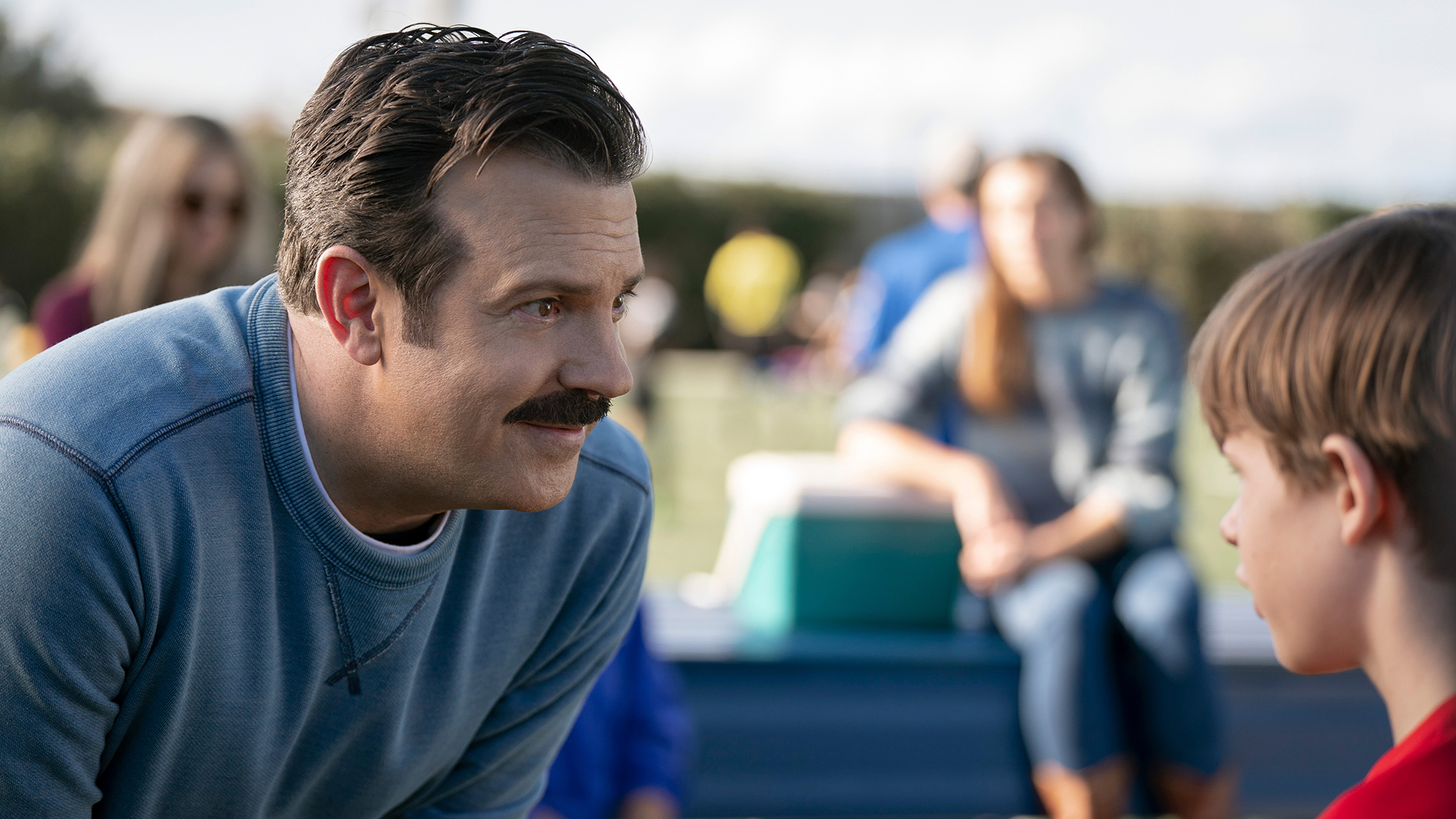 (L, R) Jason Sudeikis comme Ted Lasso et Gus Turner comme Henry Lasso dans Ted Lasso saison 3 épisode 12, 