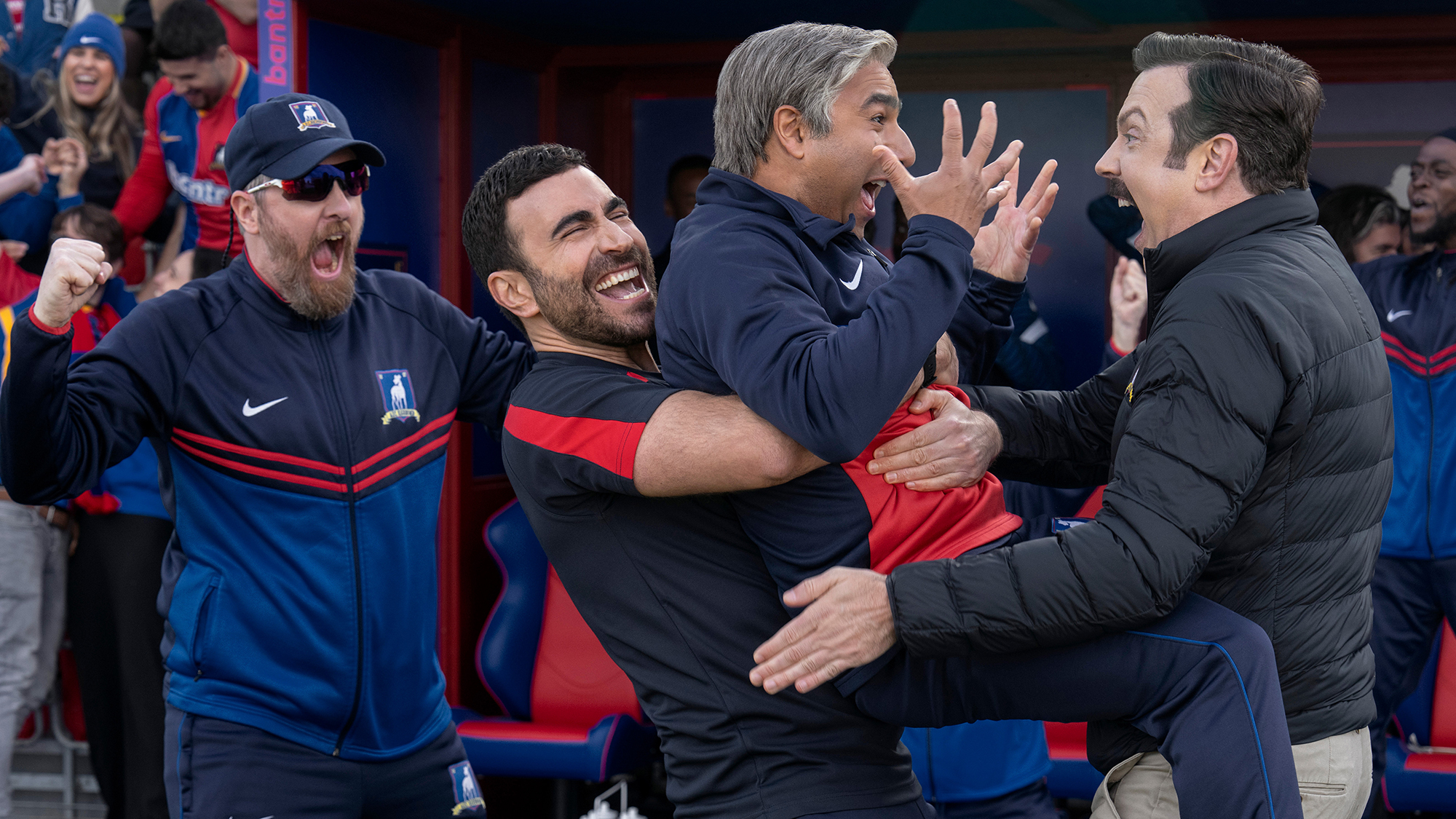 (De gauche à droite) Brendan Hunt en tant qu'entraîneur Beard, Brett Goldstein en tant que Roy Kent tenant Nick Mohammed en tant que Nathan 