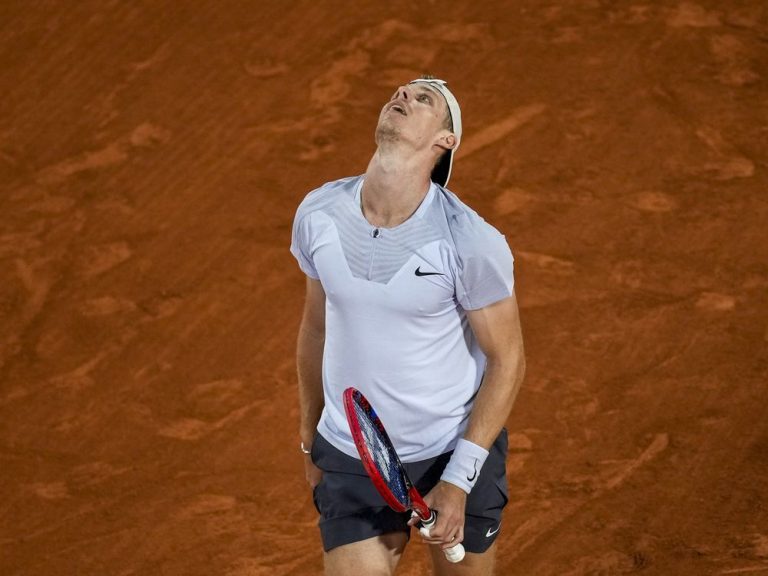 Alcaraz domine lors de la victoire au troisième tour contre Shapovalov du Canada à Roland-Garros