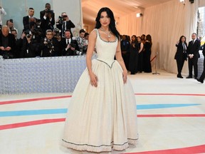 La pop star anglaise Dua Lipa arrive pour le Met Gala 2023 au Metropolitan Museum of Art de New York, le lundi 1er mai 2023.