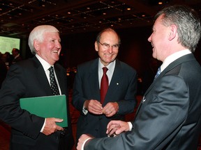 Leo Duguay (à gauche) avec Don Mazankowski et Jim Prentice en 2010.