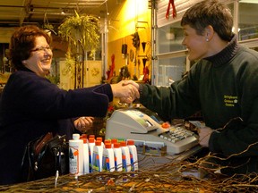 Sue Barnes, à gauche, serre la main à London, en Ontario.