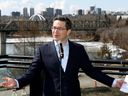 Pierre Poilievre, chef du Parti conservateur du Canada et de l'Opposition officielle, s'adresse aux médias lors d'une escale à Edmonton, le jeudi 13 avril 2023. Photo de David Bloom