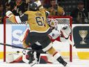 Mark Stone des Golden Knights de Vegas célèbre après avoir marqué un but devant Sergei Bobrovsky des Panthers de la Floride lors de la troisième période du match 1 au T-Mobile Arena le 03 juin 2023 à Las Vegas.