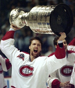 Patrick Roy tient la Coupe Stanley en l'air