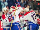 Câlin de groupe : Kirk Muller, Brian Bellows, Mathieu Schneider et John LeClair au Forum lors du deuxième match de la finale de la Coupe Stanley de 1993.