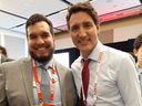 Isaiah Robinson, conseiller de la Première Nation Kitasoo Xai'xais à Klemtu, en Colombie-Britannique, et le premier ministre Justin Trudeau.