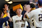 Joey Wiemer # 28 des Milwaukee Brewers célèbre dans la pirogue après avoir frappé un home run en solo de 430 pieds lors de la troisième manche contre les Astros de Houston à l'American Family Field le 23 mai 2023