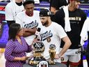 Jamal Murray # 27 des Denver Nuggets est interviewé après la victoire de son équipe contre les Lakers de Los Angeles lors du quatrième match de la finale de la Conférence Ouest à Crypto.com Arena le 22 mai 2023 à Los Angeles, Californie. 