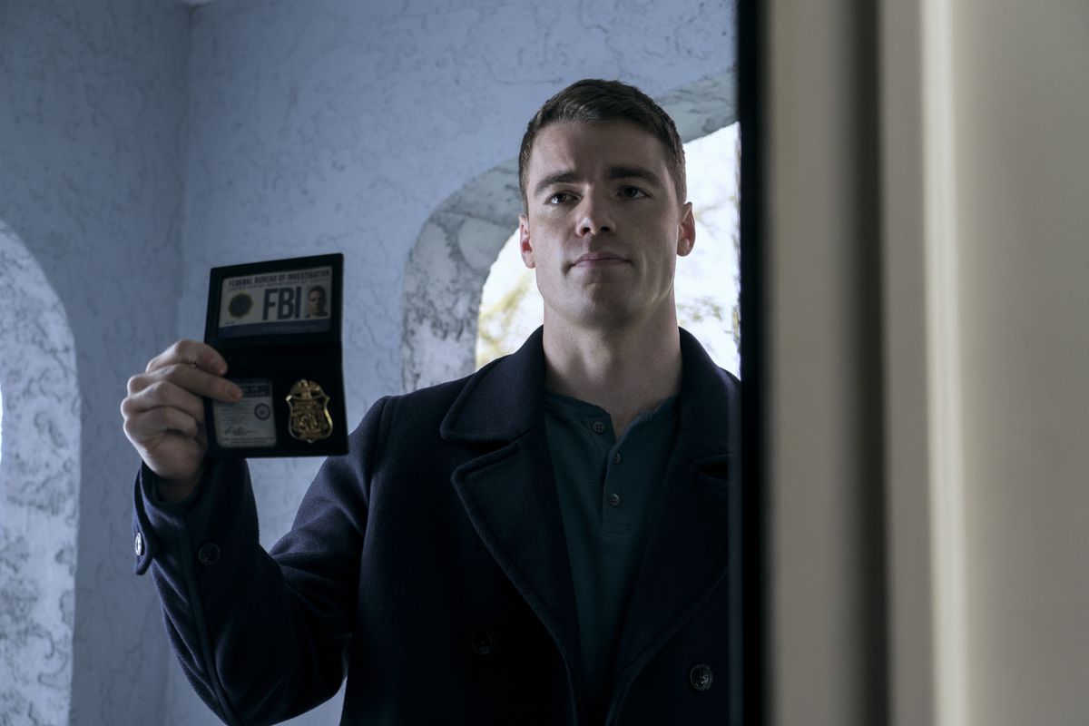 Gabriel Basso brandit son badge du FBI dans The Night Agent