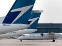 Le Groupe WestJet et ses pilotes ont conclu une entente de dernière minute pour éviter un arrêt de travail qui aurait pu perturber les voyages d'été. 