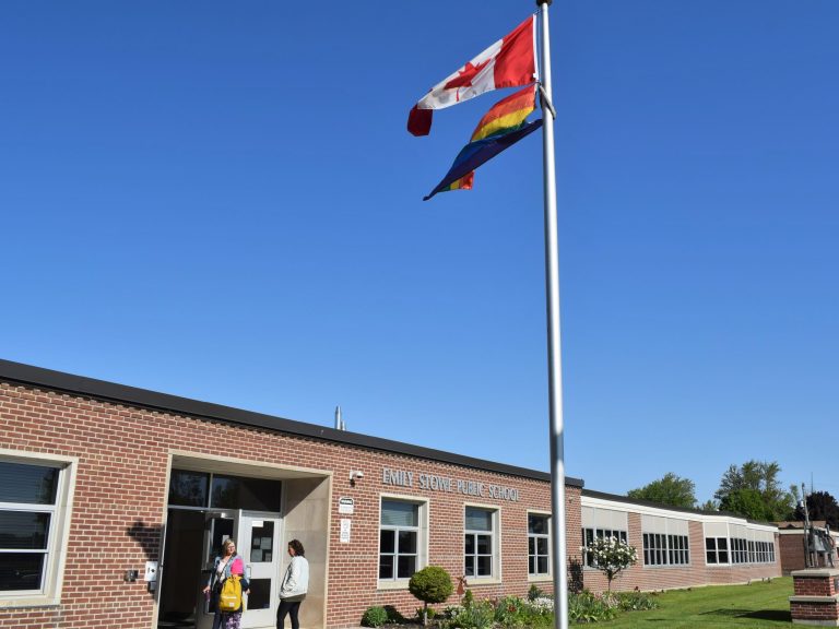 PREMIÈRE LECTURE: « Toutes les écoles doivent se conformer » – les écoles sont malmenées contre la réaction de Pride