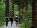 La police traverse Central Park à Burnaby le 21 juillet 2017.