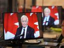 Le rapporteur spécial David Johnston est vu sur les écrans des traducteurs alors qu'il présente son premier rapport sur l'ingérence étrangère dans les élections et le gouvernement canadiens, le 23 mai 2023.