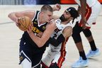 Nikola Jokic, à gauche, des Denver Nuggets est gardé par Gabe Vincent du Miami Heat lors du quatrième quart du match 2 de la finale de la NBA au Ball Arena le dimanche 4 juin 2023 à Denver.