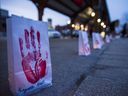 Le soleil commence à se coucher alors que les organisateurs de la veillée aux chandelles commencent à retirer les sacs en papier, ornés des noms des femmes et des filles autochtones disparues et assassinées, de la place du marché de Belleville.