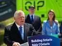 Le premier ministre de l'Ontario, Doug Ford, lors d'une conférence de presse à Kingsville. 