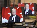 David Johnston, rapporteur spécial indépendant sur l'ingérence étrangère, est photographié sur les écrans des traducteurs alors qu'il présente son premier rapport à Ottawa le mardi 23 mai 2023. 