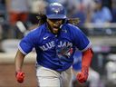   Vladimir Guerrero Jr. des Blue Jays de Toronto réagit après avoir réussi un doublé RBI lors de la neuvième manche contre les Mets de New York au Citi Field samedi.