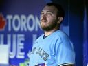 Le receveur des Blue Jays de Toronto, Alejandro Kirk, regarde les Brewers de Milwaukee depuis la pirogue lors de la septième manche au Rogers Centre. 