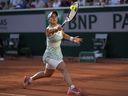 La Canadienne Bianca Andreescu rend le ballon à l'Ukrainienne Lesia Tsurenko lors de leur match de troisième tour du tournoi de tennis de Roland-Garros au stade Roland Garros à Paris, le samedi 3 juin 2023.