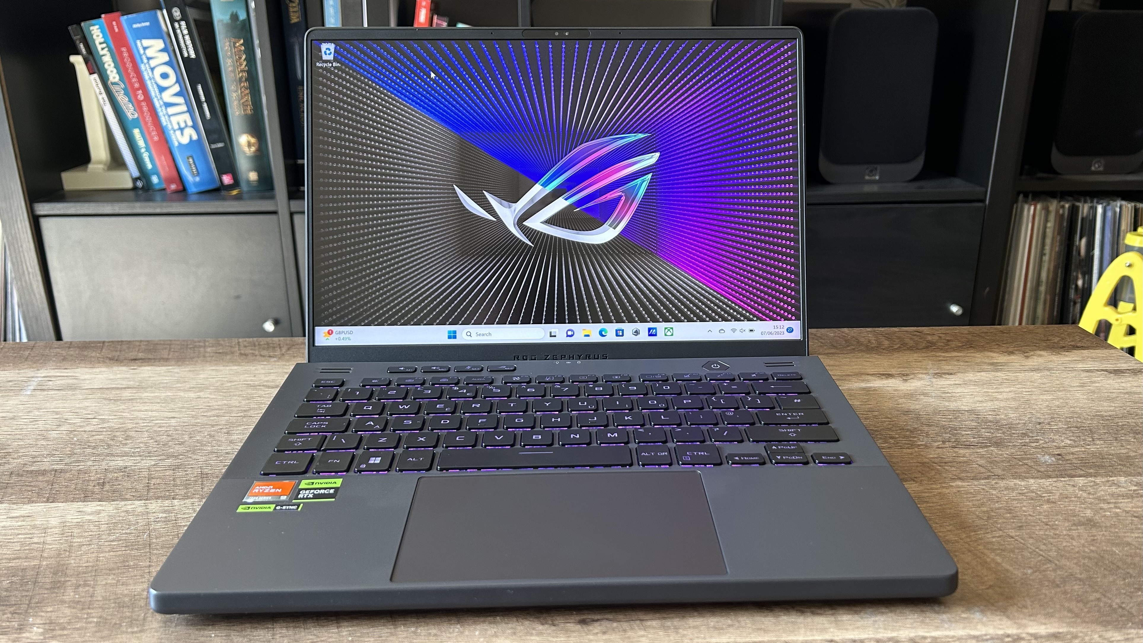 Ordinateur portable de jeu Asus ROG Zephyrus G14 sur une table en bois