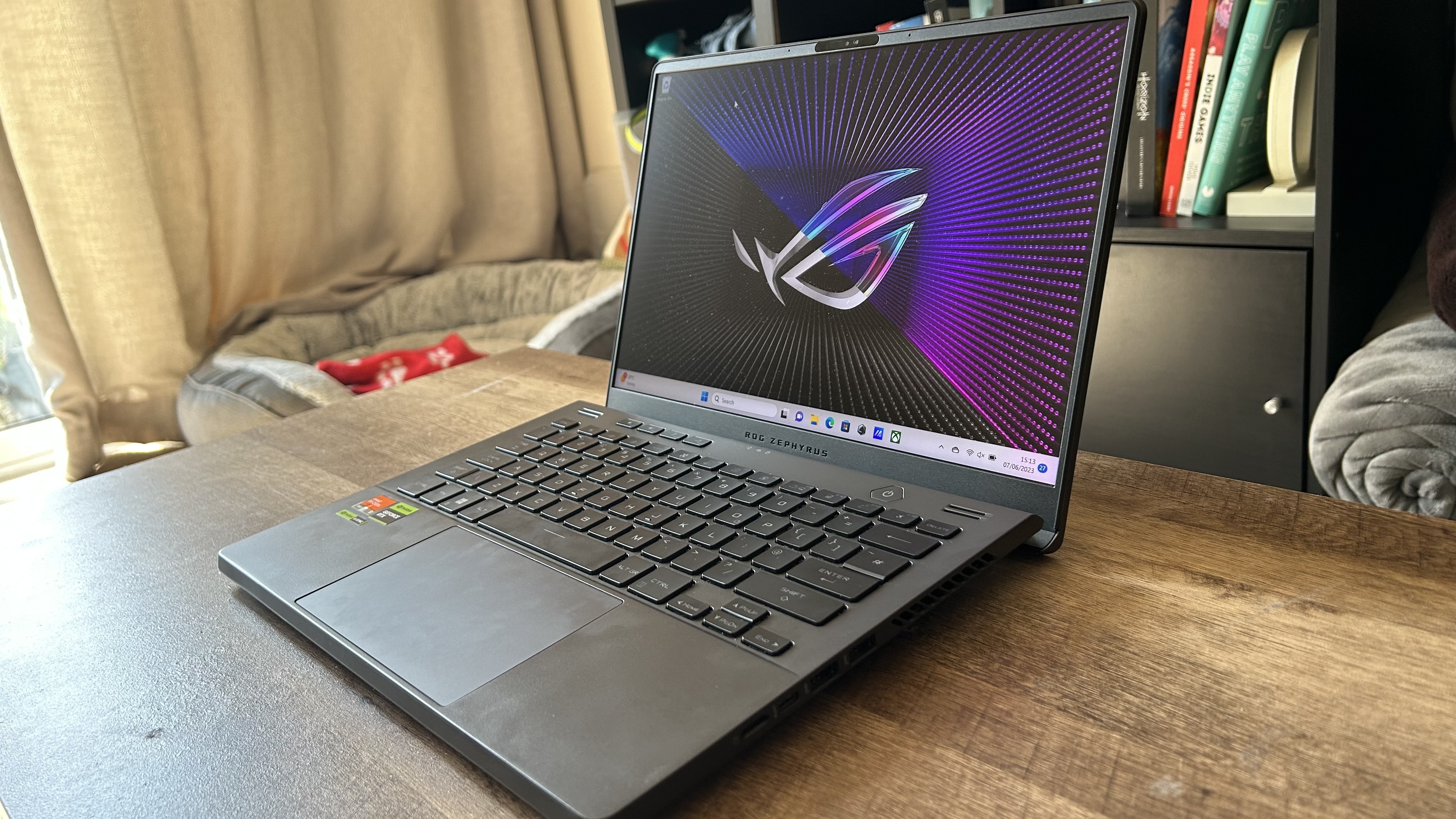 Ordinateur portable de jeu Asus ROG Zephyrus G14 sur le côté