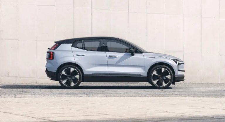 Volvo dévoile le petit SUV électrique EX30 simple et peu coûteux