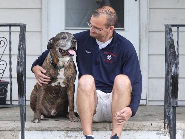 ‘LEAVING FOR DOGGIE HEAVEN:’ La ville se présente pour la dernière promenade d’un chien mourant