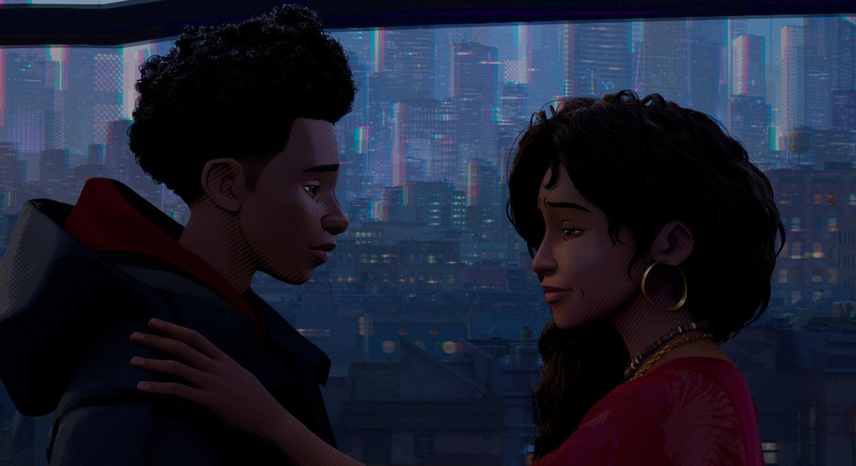 Miles Morales passe un moment tranquille avec sa mère Rio sur fond de skyline de New York dans Spider-Man: Across the Spider-Verse