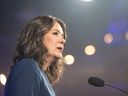 Danielle Smith célèbre la victoire de l'UCP et sa réélection en tant que première aux élections albertaines de 2023 lors de la soirée de surveillance de l'UCP lors de la soirée électorale au Big Four Building à Calgary le 29 mai.