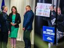 La chef de l'UCP, Danielle Smith, attend que les manifestants perturbent une conférence de presse à Calgary le jeudi 11 mai 2023.