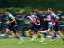 Les joueurs de l'Inter Milan courent pendant l'entraînement avant la finale de la Ligue des champions de cette semaine.