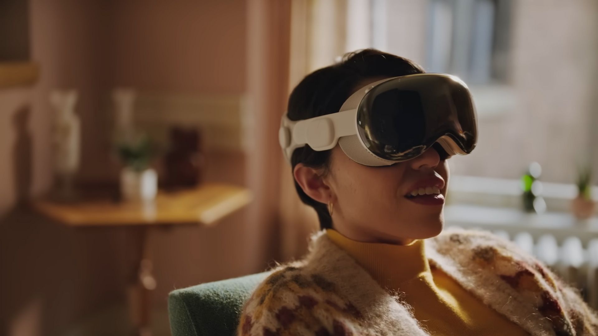 Utilisateur d'Apple Vision Pro souriant en jouant à des jeux