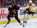 Alex DeBrincat a patiné sur une ligne avec Tim Stutzle et Brady Tkachuk lors d'un entraînement au début de 2023.