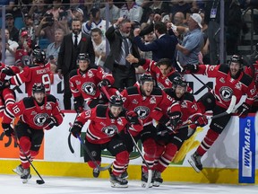 Les joueurs et le personnel d'entraîneurs des Remparts de Québec célèbrent