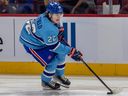 Cole Caufield des Canadiens manie la rondelle en zone offensive lors de la troisième période du match de la Ligue nationale de hockey contre le Seattle Kraken à Montréal le lundi 9 janvier 2023.