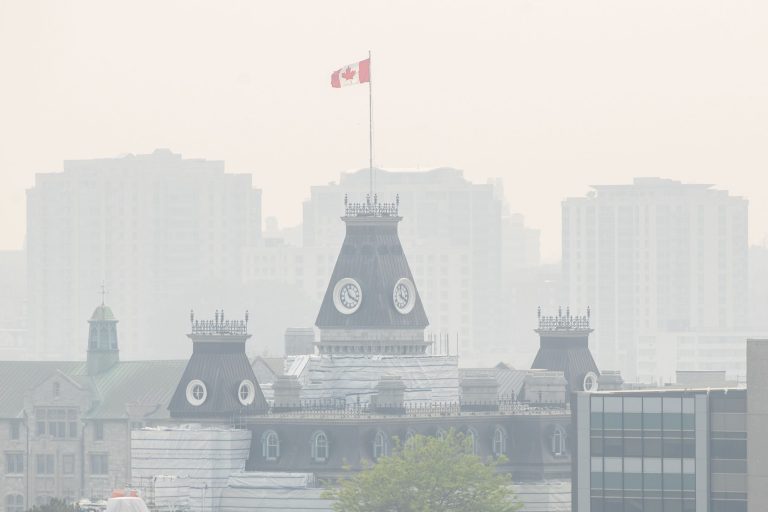 Ford exhorte les Ontariens à ne pas allumer de feux de camp alors que les équipages combattent les incendies de forêt en «pleine force»