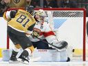 Jonathan Marchessault des Golden Knights de Vegas bat Alex Lyon des Panthers de la Floride lors du deuxième match de la finale de la Coupe Stanley au T-Mobile Arena le 5 juin 2023 à Las Vegas, Nevada. 