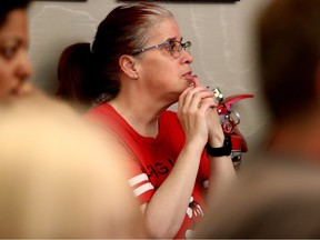 Une femme regardant les résultats des élections