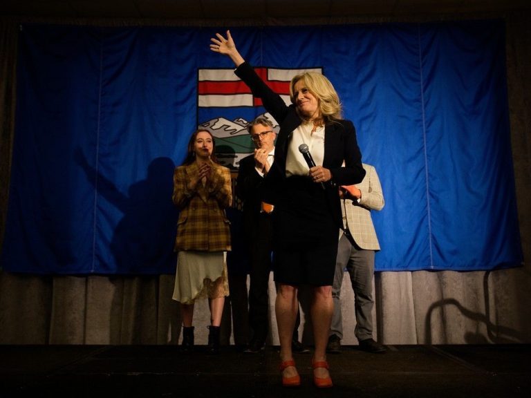 « C’est un honneur de servir »: Rachel Notley restera à la tête du NPD de l’Alberta après la victoire de l’UCP